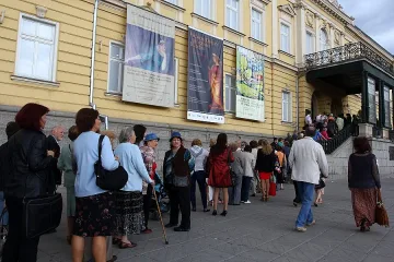 Двама пазят светицата на Рафаело в двореца