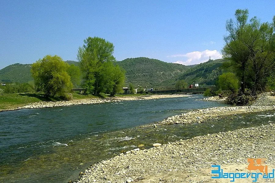 Фирма замърсява река Струма