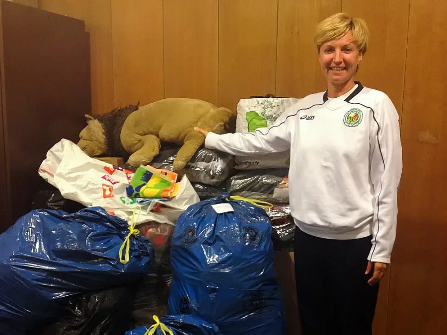 Добрички спортисти дариха близо тон дрехи за бежанци