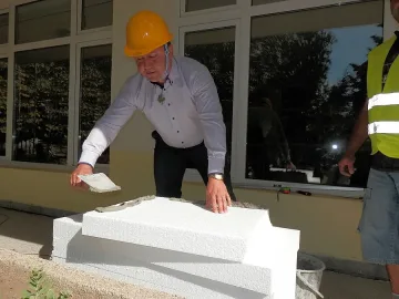 Кмет показа как се лепи изолация