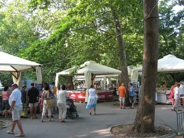 Алея на книгата" в София иска "оставка на скуката"