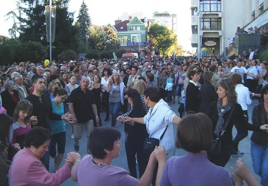 5000 се хващат на хоро около Царевец