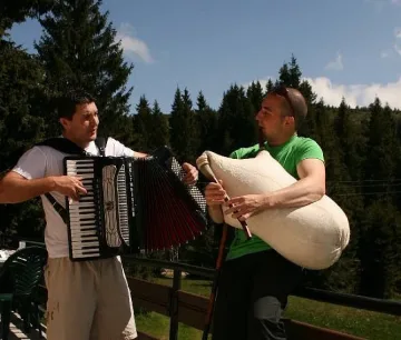 Родопчани се прочуха със свирни от морето