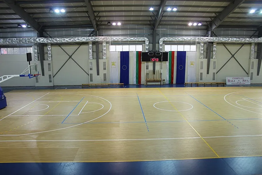 Смениха съсипан от наводнение под на спортна зала