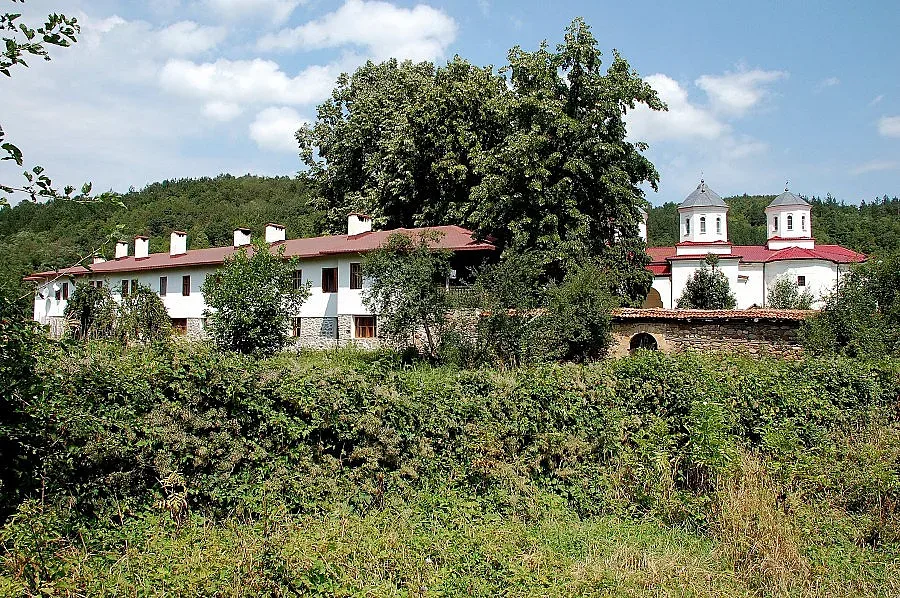 Предлагат манастирски килии за бежанците