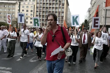 Многохилядни стачки обхванаха Гърция