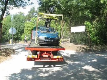 Паяк изтърва микробус и удари работник