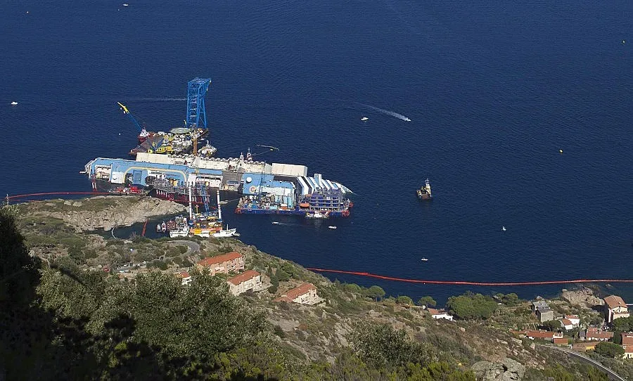 Започна изваждането на „Коста Конкордия"