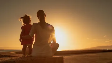 Майка роди четири дъщери на една и съща дата. Случва се веднъж на милиард