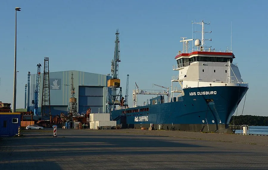 Кервани със зърно на пристанище Варна