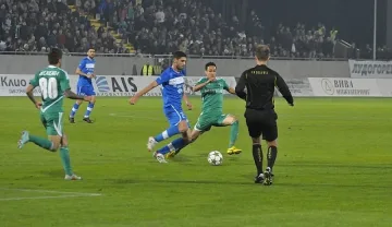 "Лудогорец" води на "Левски" на полувремето