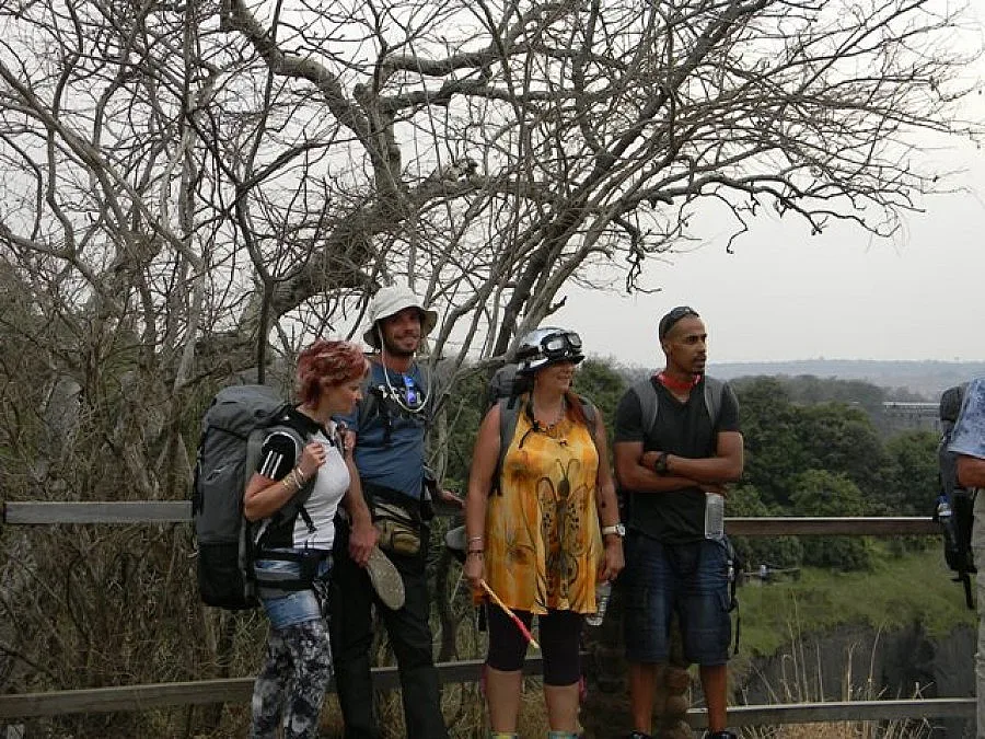 Милена пази звездите в Африка от хипопотами