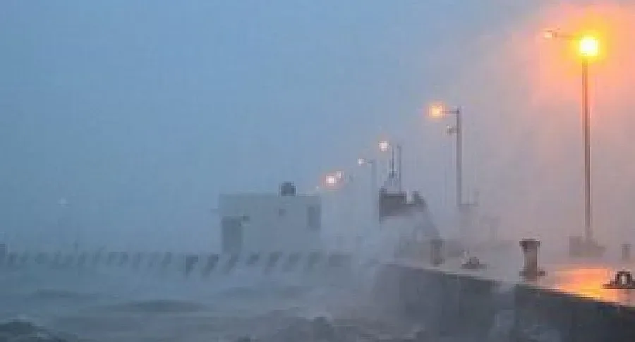 Бури гонят 5000 души в Мексико