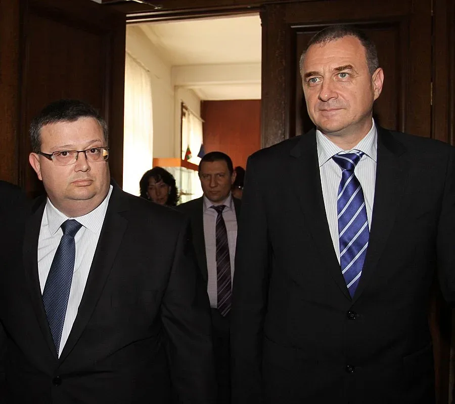 Цацаров и Йовчев при бежанците в Елхово