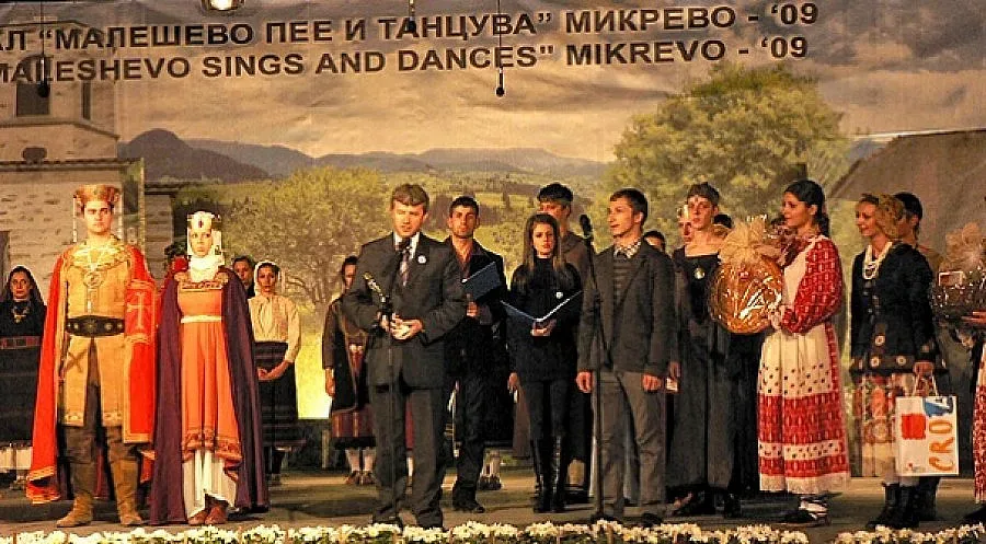 Редят изложба на картини и пластики за фестивал