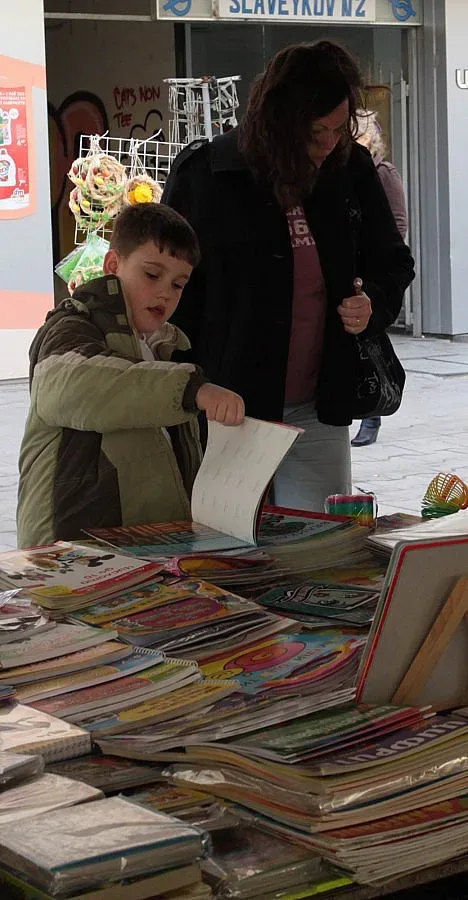 Звезди даряват книги със "Стандарт"