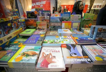 Деца предават стара хартия за нова книга