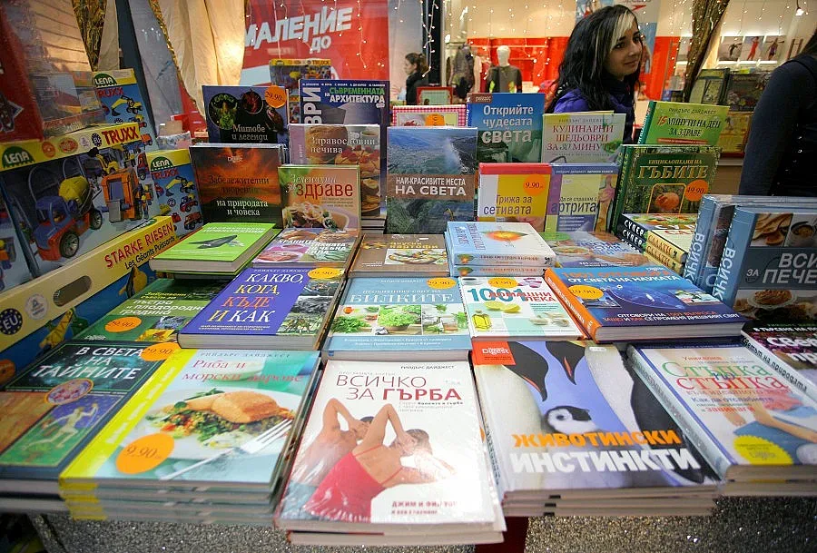 Деца предават стара хартия за нова книга