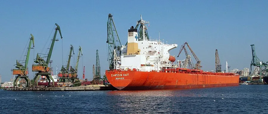 Пристанище Варна е затворено заради силен вятър