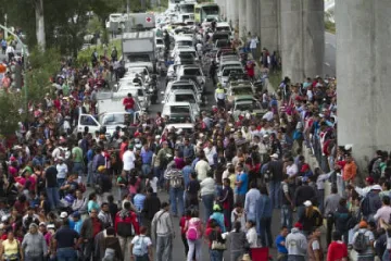 Бой между полицаи и учители в Мексико