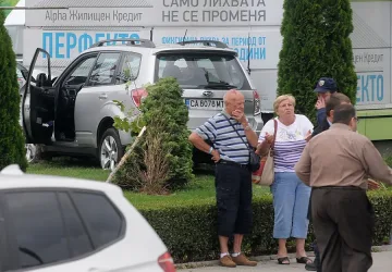 Развален педал помел пешеходците пред мола