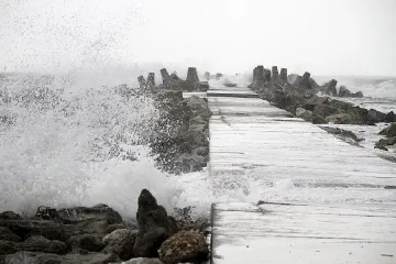 Жълт код в 22 области в страната, затварят пристанище Варна