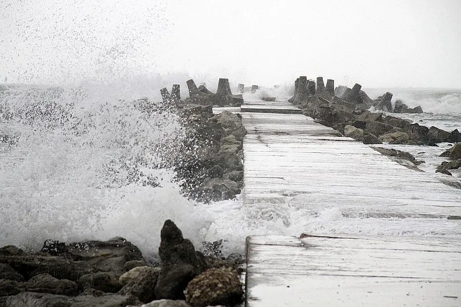 Жълт код в 22 области в страната, затварят пристанище Варна