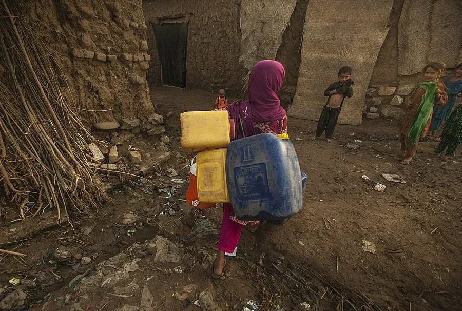 Брутално изнасилиха и захвърлиха 5-годишно дете в Пакистан