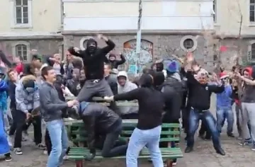 Мистър Харлем Шейк ще работи в София