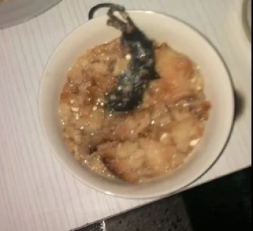 Теди крещи "Мишкаа!", когато я хранят