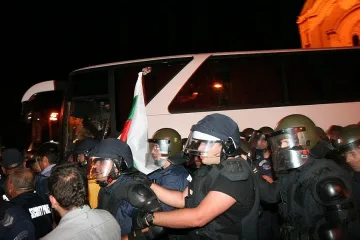 Двама полицаи от нощта на белия автобус са наказани