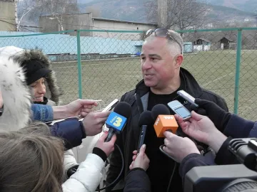 Кметът на Симитли ще става футболист