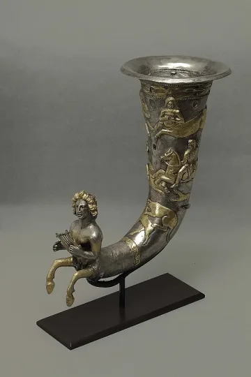 Божков праща ритон с глава на Македонски