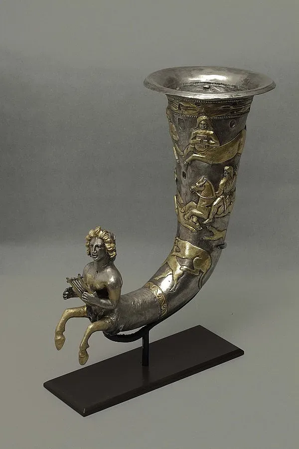 Божков праща ритон с глава на Македонски