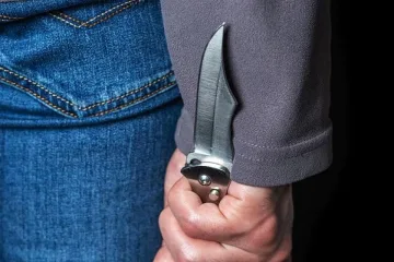 Младеж наръга връстник с нож