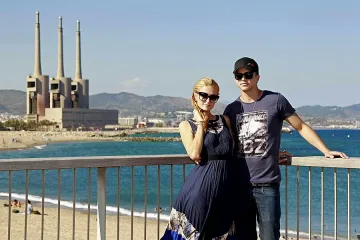 Парис идва в България с гаджето си