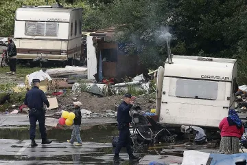 Експулсират 100-тина българи от ромски бивак в Лил