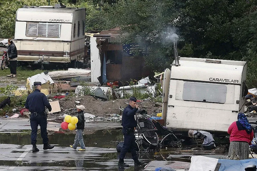 Експулсират 100-тина българи от ромски бивак в Лил