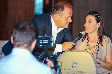 Дарина води италиански туристи