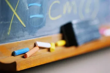 Деца, родители и учители правят жива верига