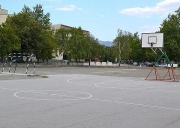 Пловдивчанин се обеси на баскетболен кош в училище