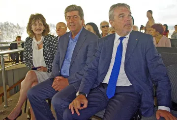 Червените ветерани пак са в играта