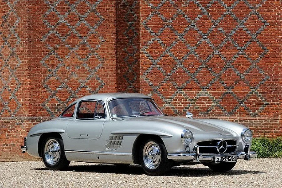 Продадоха Mercedes Gullwing за 730 000 паунда
