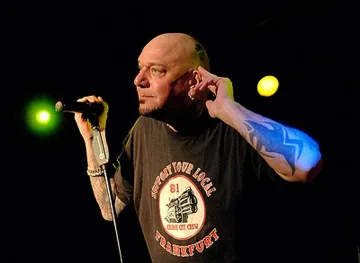 Парите побъркват рокаджиите 