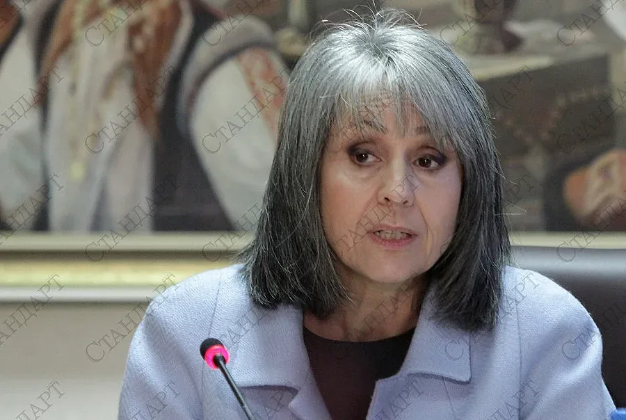 Попова не подкрепя исканията за оставка на правителството