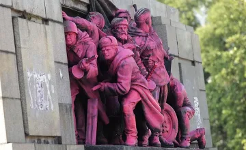 Повдигнаха обвинение на хулигана, отговорен за розовия паметник