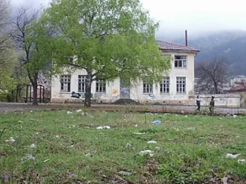 Закрито училище става център за младежи в риск