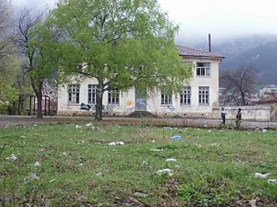 Закрито училище става център за младежи в риск