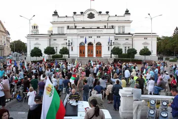 Благоевградчани скъсали загражденията на парламента