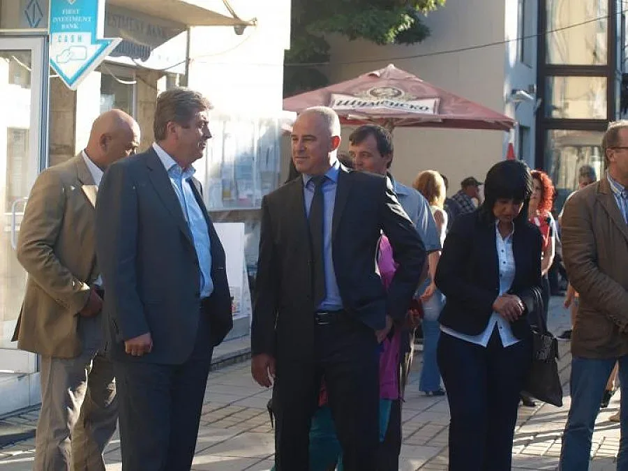 Първанов празнува със Симитли